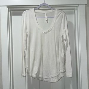 The Group by Babaton White V-Neck Tshirt